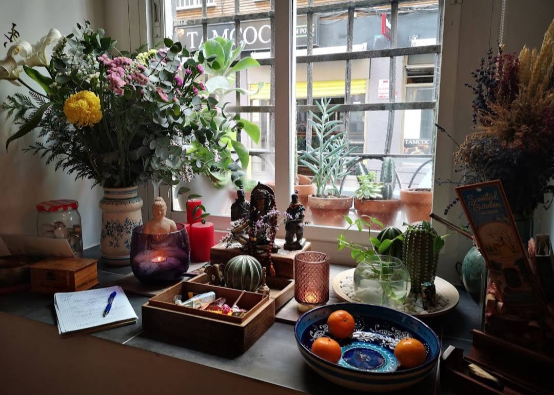 Altar y rincón espiritual del estudio Yogaconmigo