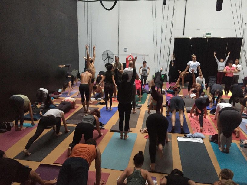 Clase multitudinaria de yoga en el estudio