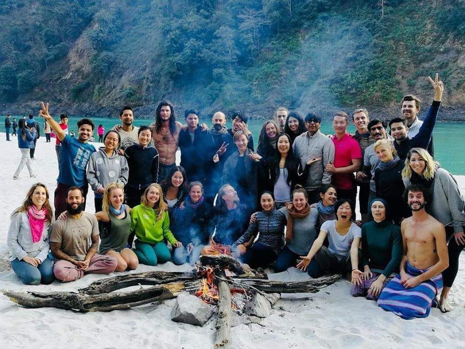Grupo del retiro junto al río Ganges en Rishikesh