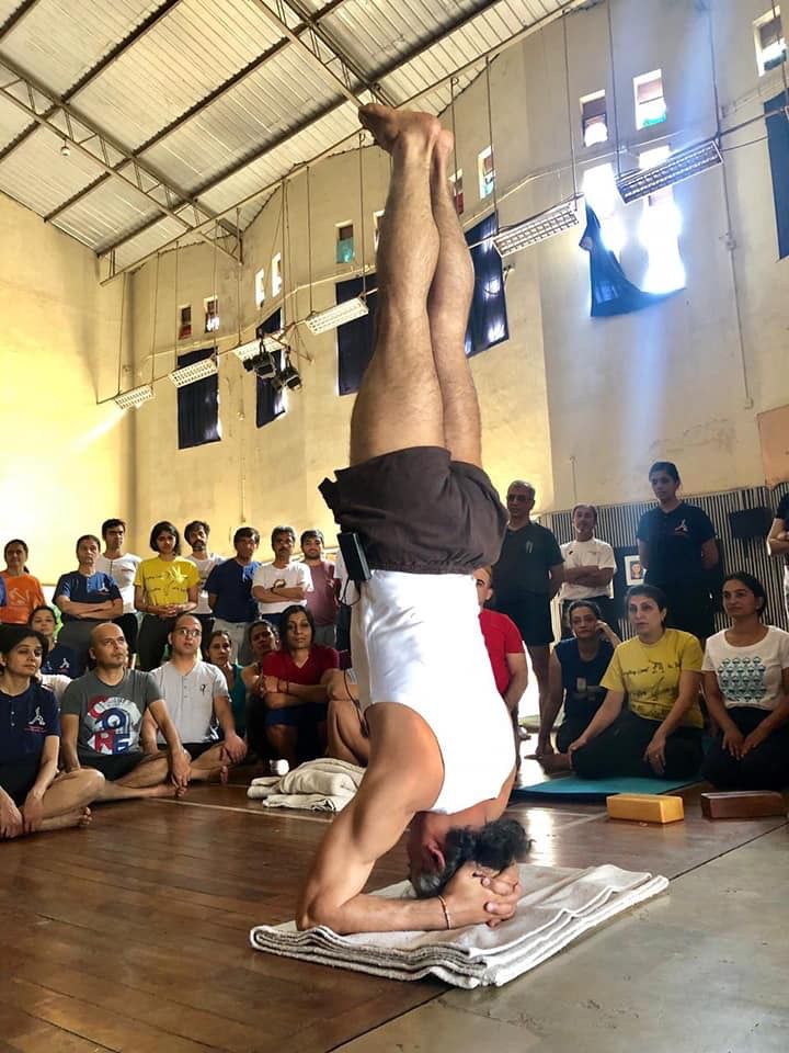 Demostración de Sirsasana en una clase magistral en India