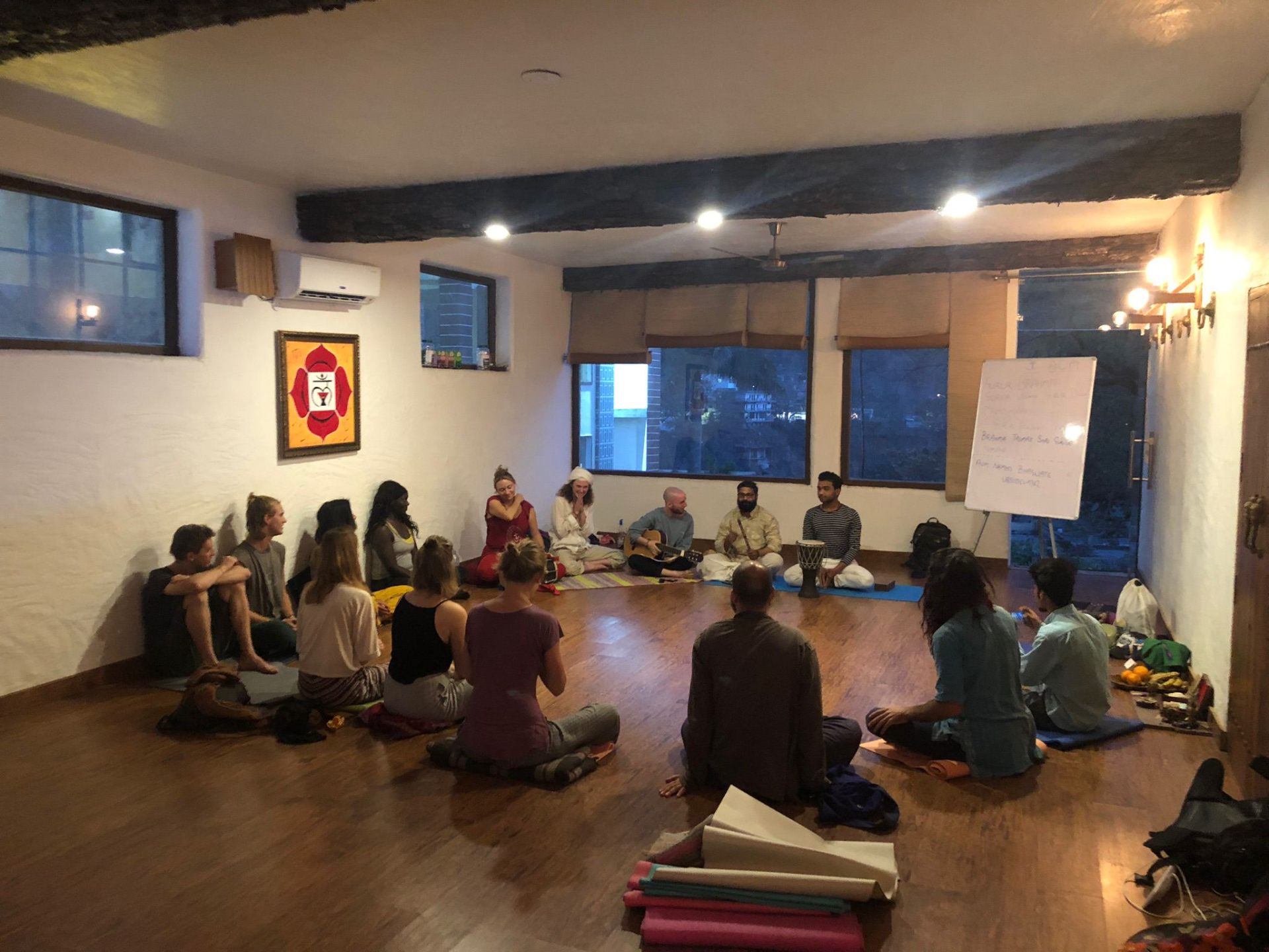 Círculo de kirtan y cantos durante la formación en India