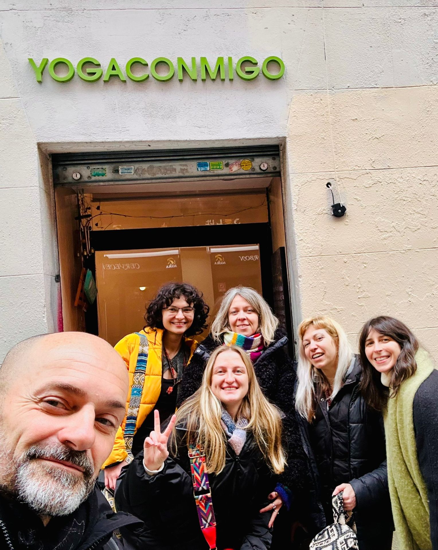 Grupo de alumnas frente al estudio Yogaconmigo en Lavapiés