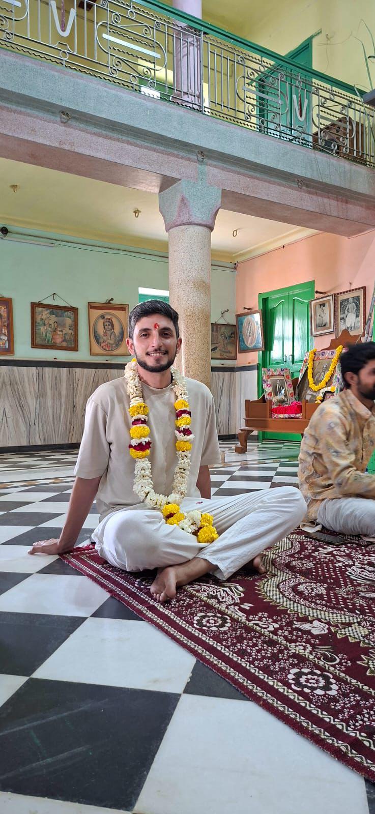 Bendición tradicional en el ashram en India