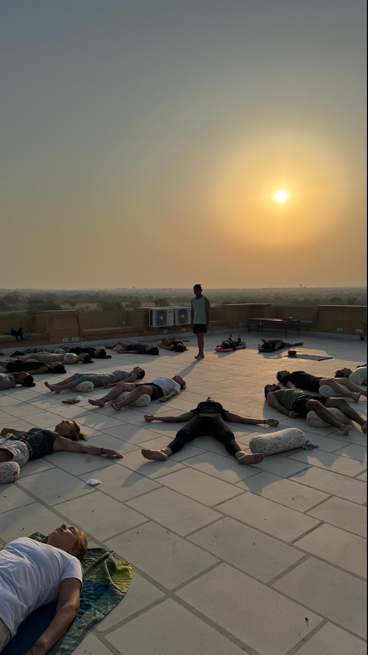Savasana en azotea con vistas al amanecer del desierto
