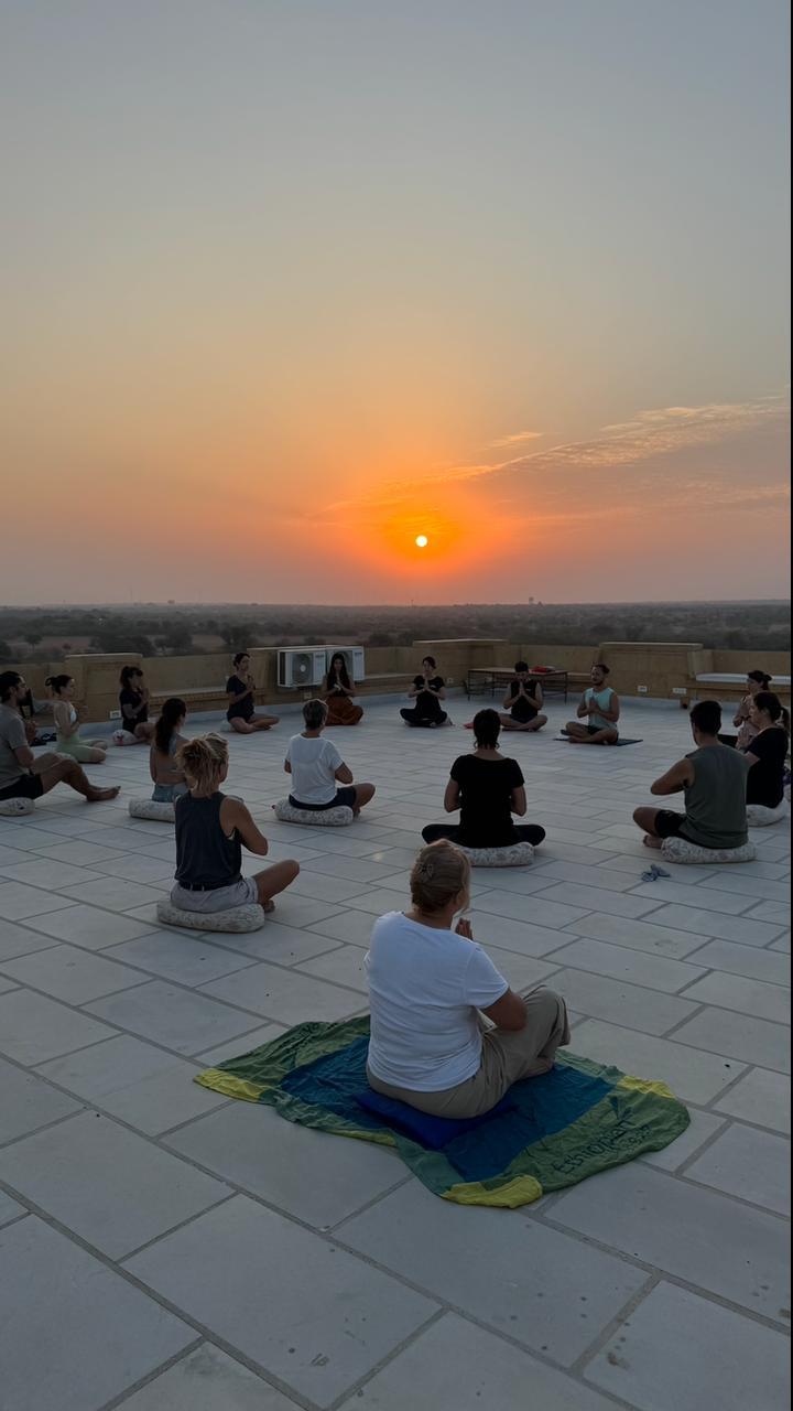 Meditación al atardecer en azotea en Jaisalmer