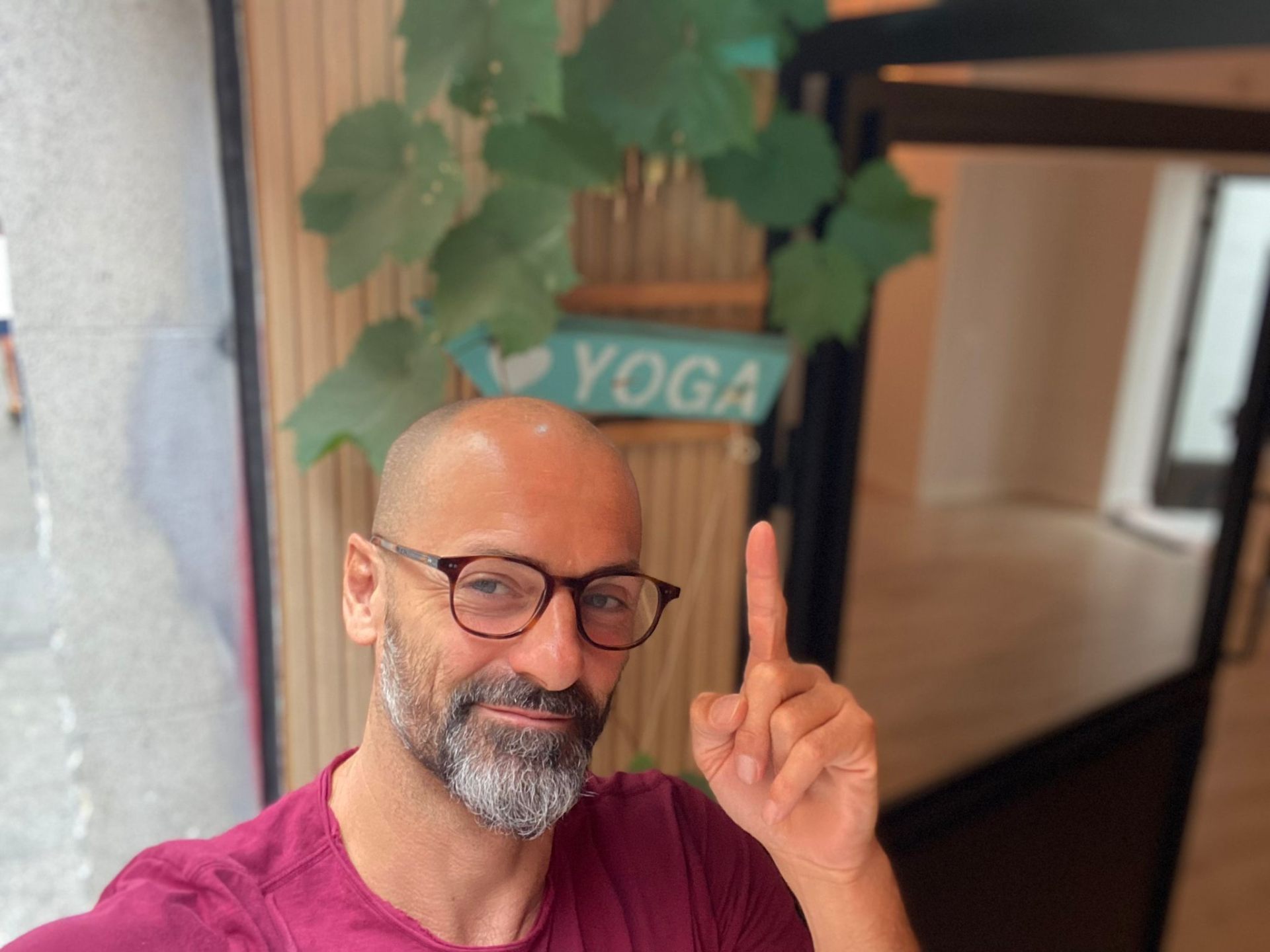 Instructor y fundador de Yogaconmigo