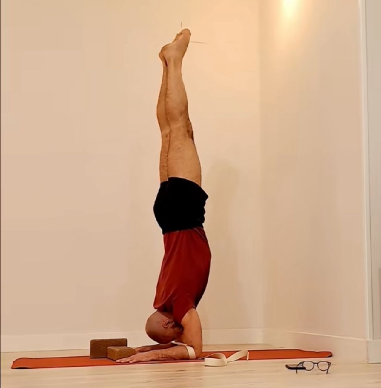 Sirsasana — postura sobre la cabeza