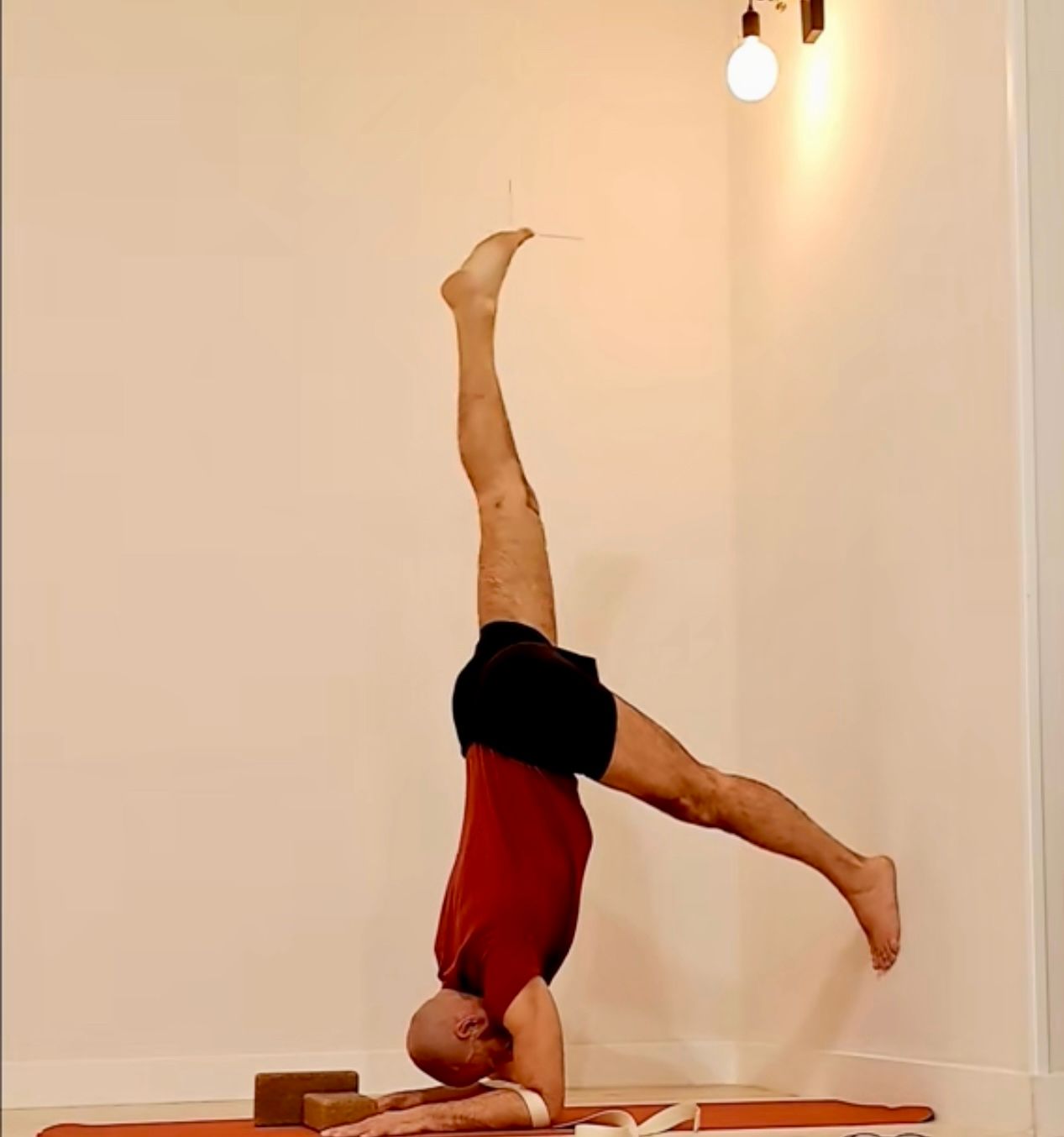 Sirsasana avanzada con apertura