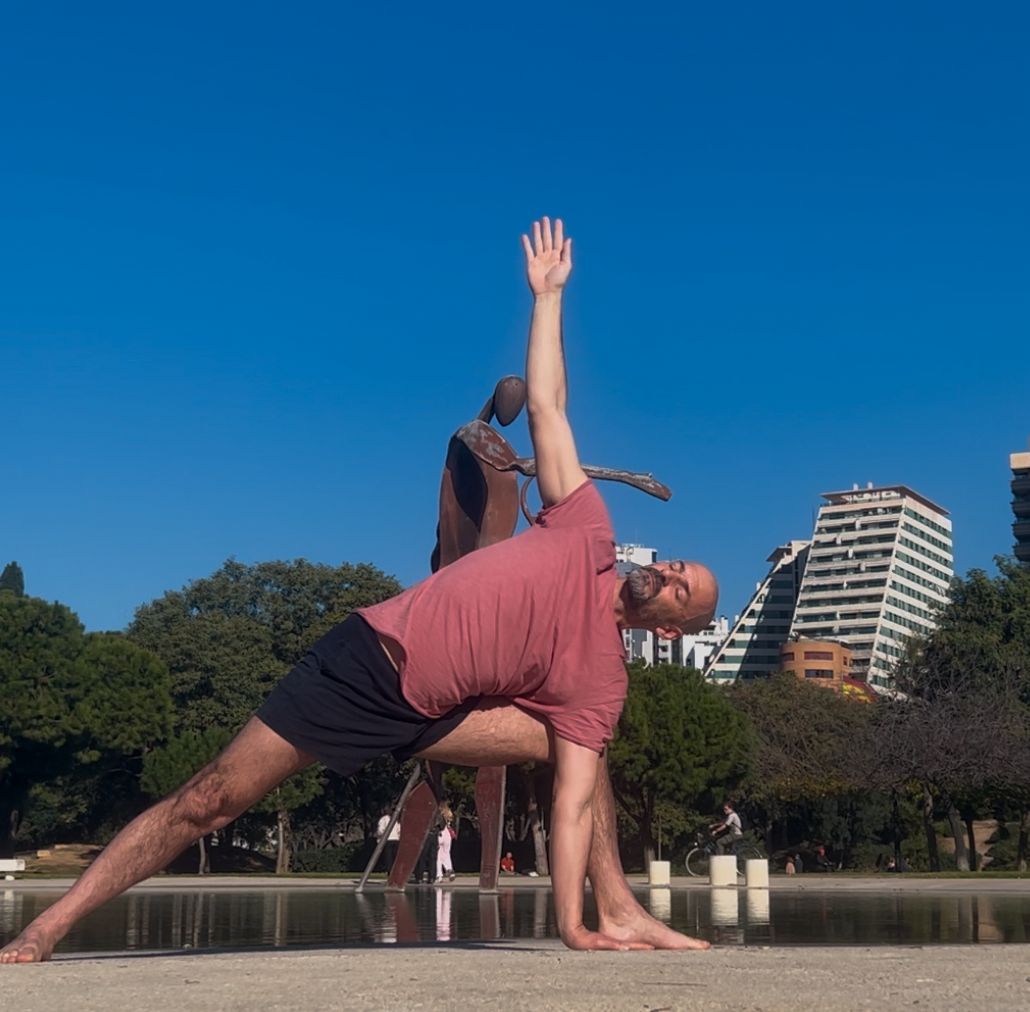 Postura del triángulo en el parque