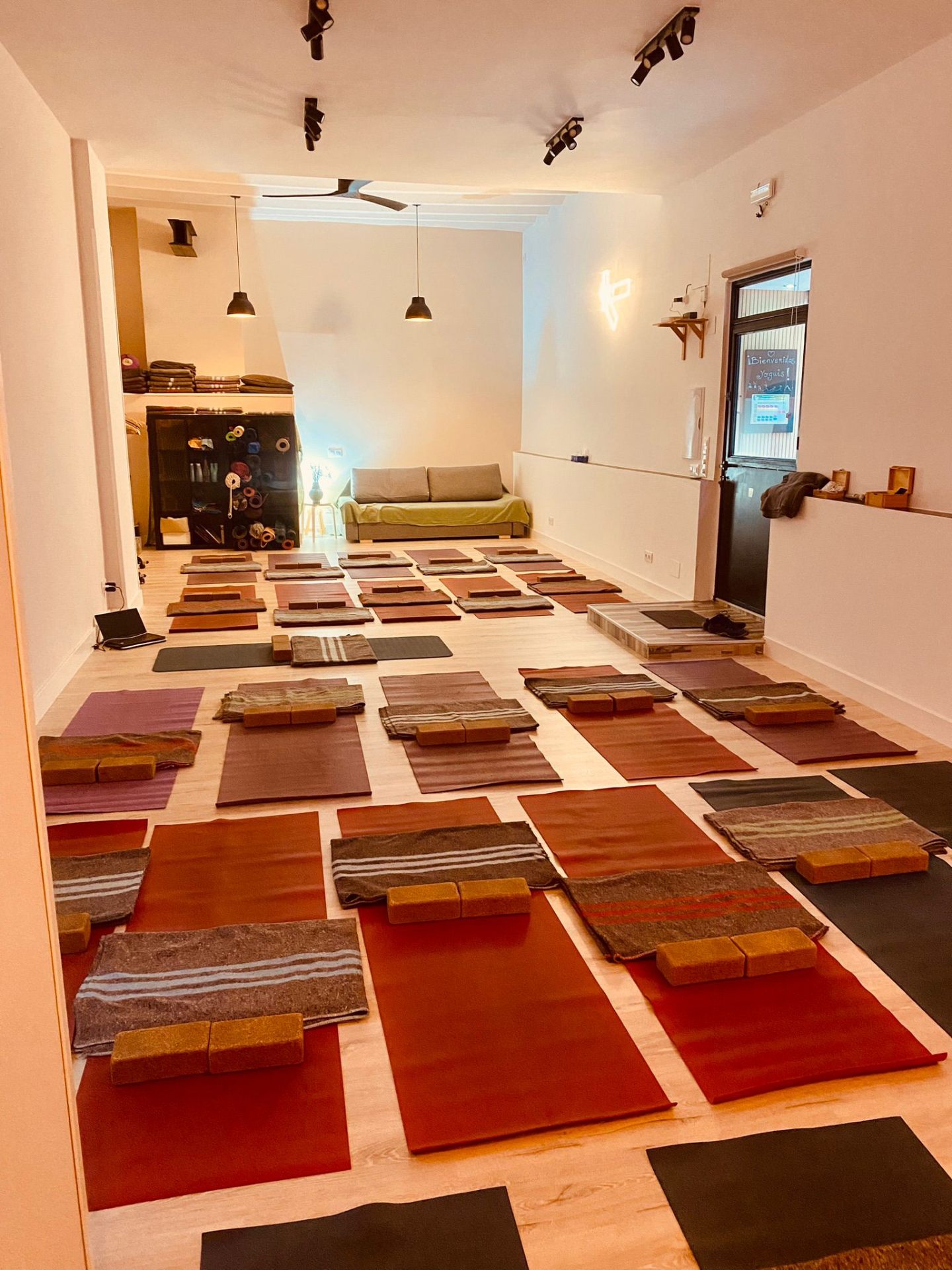 Sala del estudio Yogaconmigo lista para la práctica